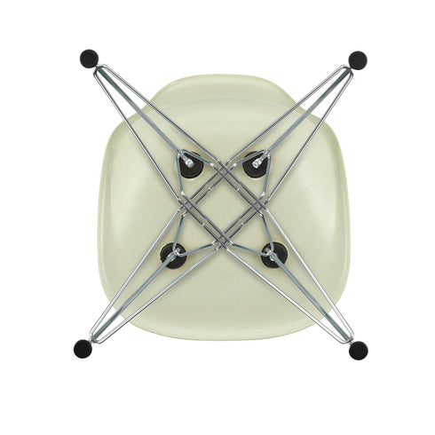 Cadeira Eames em Fibra de Vidro DSR / Base Cromada